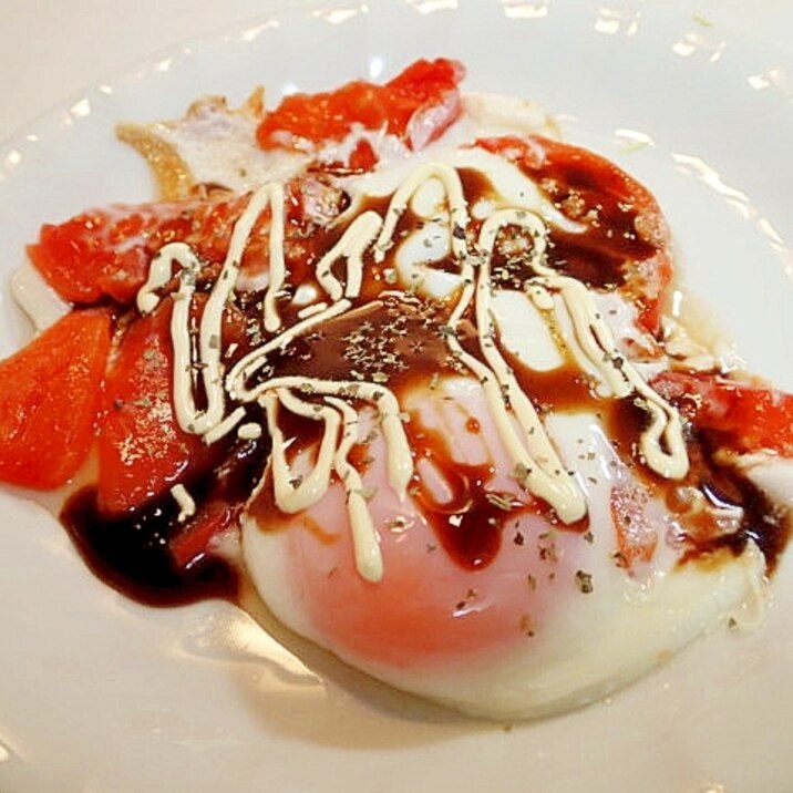 ソース/マヨ/バジル　トマトと目玉焼き